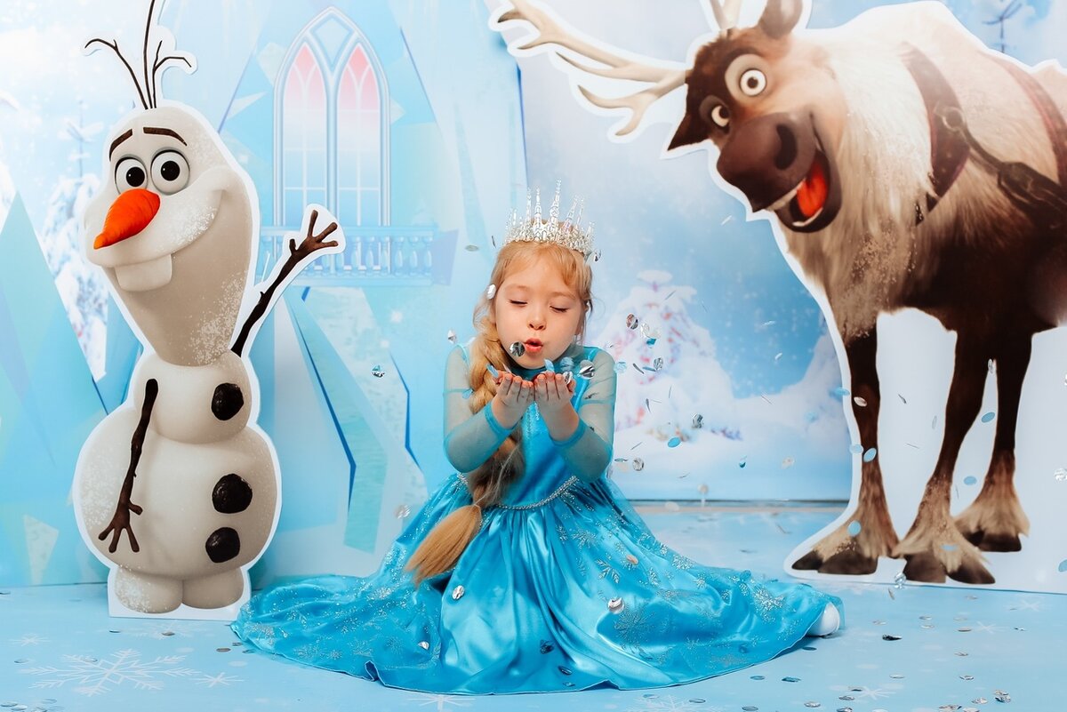 На фото замечательная девочка Сашенька Орешкина. Её мама Вера -настоящая волшебница, которая устраивает своим детям чудеса!