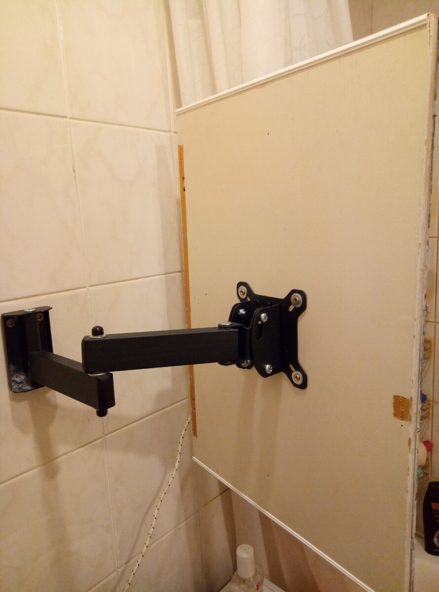 Кронштейн надежно крепится к фанерной подложке зеркала, да и сам к стене...