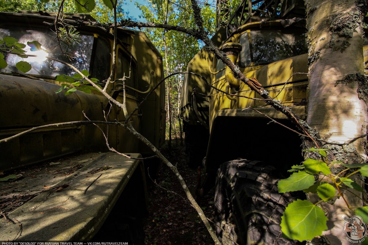 Нашёл старую военную технику посреди леса. Показываю, как выглядят брошенные машины!