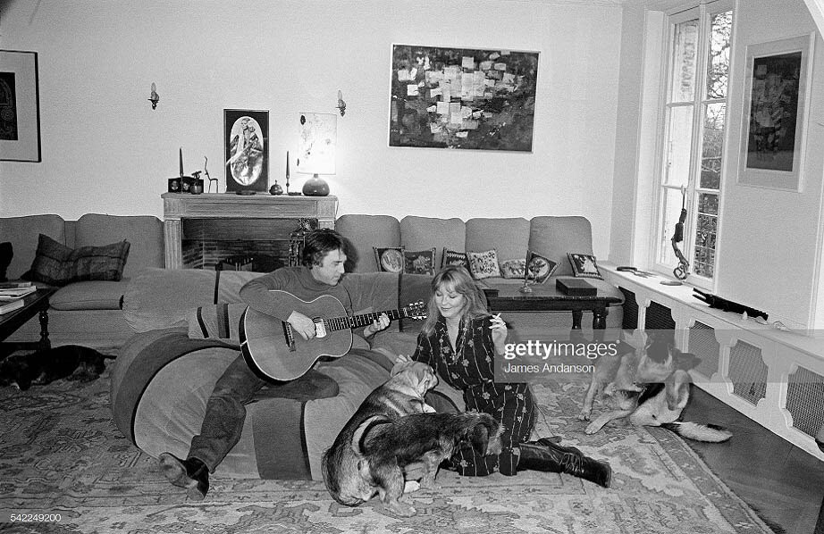 Марина Влади и Владимир Высоцкий в своём доме во Франции. Март 1980 г.
