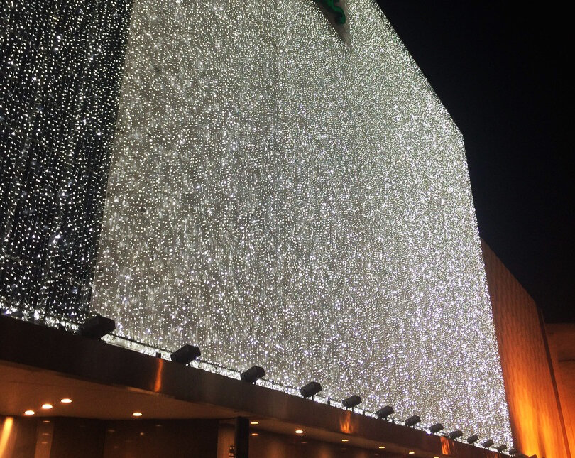 Очень красивая иллюминация на здании ТЦ