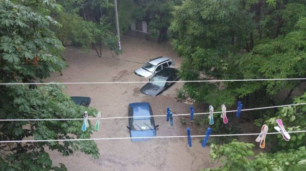 Последствия тропического ливня в Севастополе. Фото: vk.com/auto8292.