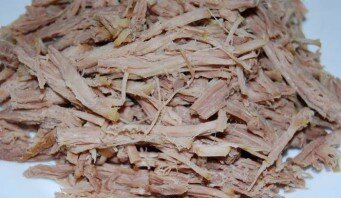 Говядину отварить, остудить и нарезать на тонкие полосочки