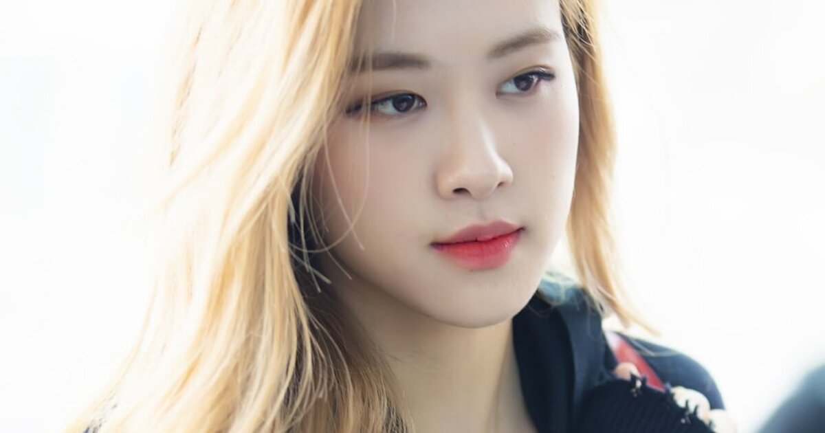 “Пожалуйста, помогите спасти мою родину”. 

Розэ из BLACKPINK просит фанатов о помощи. 9 января Розэ обновила инстаграм постом об Австралийских лесных пожарах, которые сеют хаос по всей стране. Она добавила несколько фотографий пострадавших животных и горящих зданий, а в подписи попросила фанатов помочь спасти её дом, пожертвовав столько, сколько они смогут, в поддержку пожарных и организаций по спасению животных. 




 https://www.instagram.com/p/B7FuVs2Bpil/  


Увиденное разбивает мне сердце. Австралия в огне и это продолжается слишком долго. Я убита горем людей, чьи дома пострадали от пожара и миллионам невинных и прекрасных животных, которые сейчас ранены и умирают. 
Австралия это место, где я выросла и мне очень грустно видеть то, что происходит с этой красивой страной. Я сделаю всё возможное, чтобы поддержать своих фанатов, пожалуйста, просмотрите эти ссылки и узнайте чем вы можете помочь:

@.nswrfs @.redcrossau @.salvosau @.vinniesnsw @.wireswildfirescue @.wwf (вводите эти ссылки в инстаграм без точек)

На каждой странице есть ссылка в био, ведущая на их сайт, чтобы вы могли помочь. Мы можем изменить ситуацию, если все примем участие.

Пожалуйста, помогите спасти мою Родину.

—Розэ