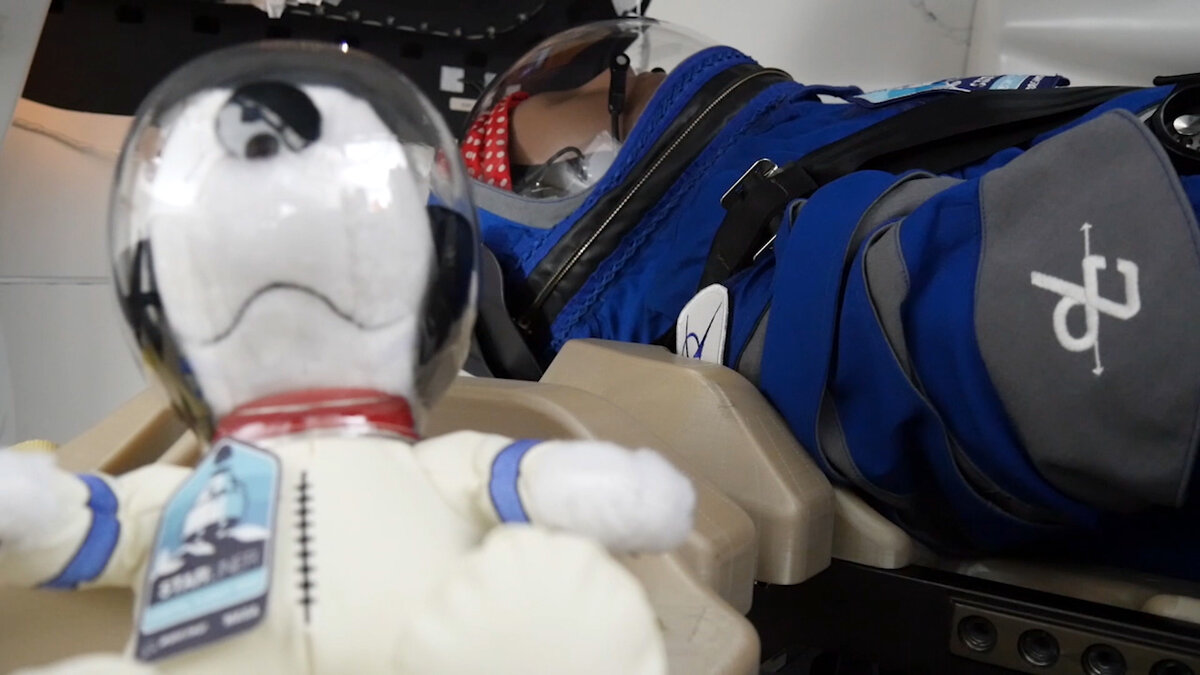 "Экипаж" космического корабля Starliner - манекен Роузи и плюшевый Снупи