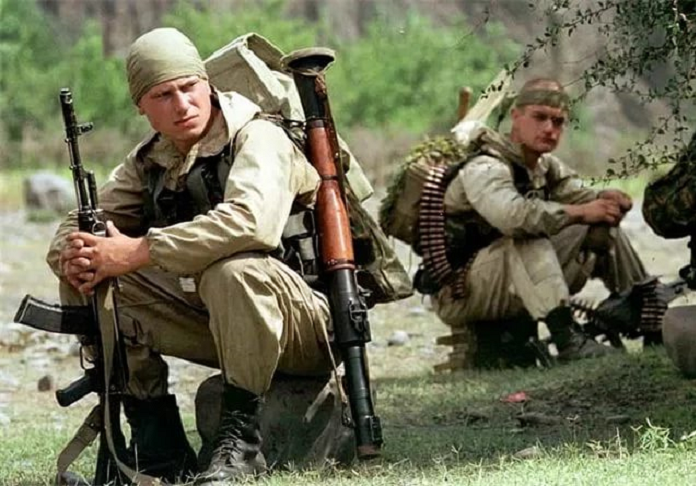 Солдаты на привале. Одеты в горку, в руках АК-74М, РПГ-7 и ПКМ. Фото из Интернета.