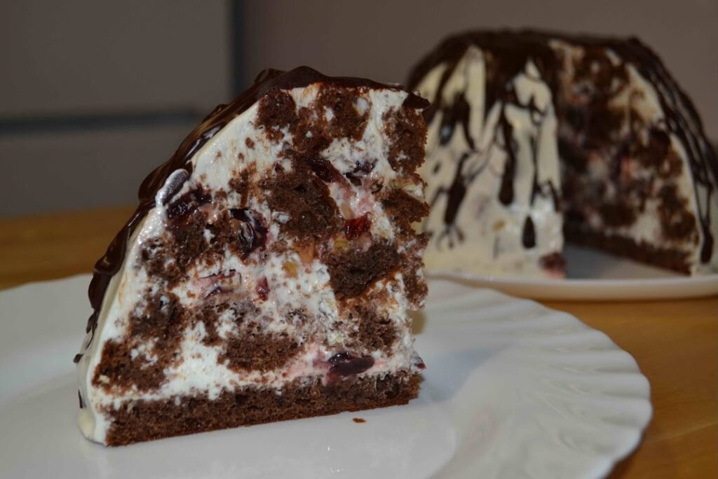 На этой картинке торт как раз с вишней