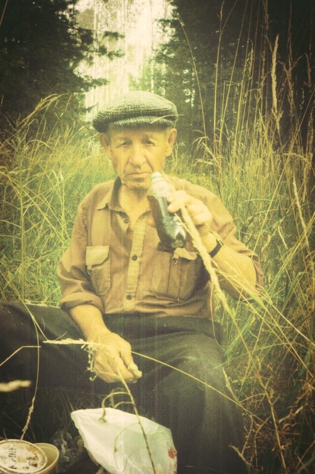 Мой дед, Евгений Андреевич Ткач. На тихой охоте. Помню его таким, как на этом фото. 