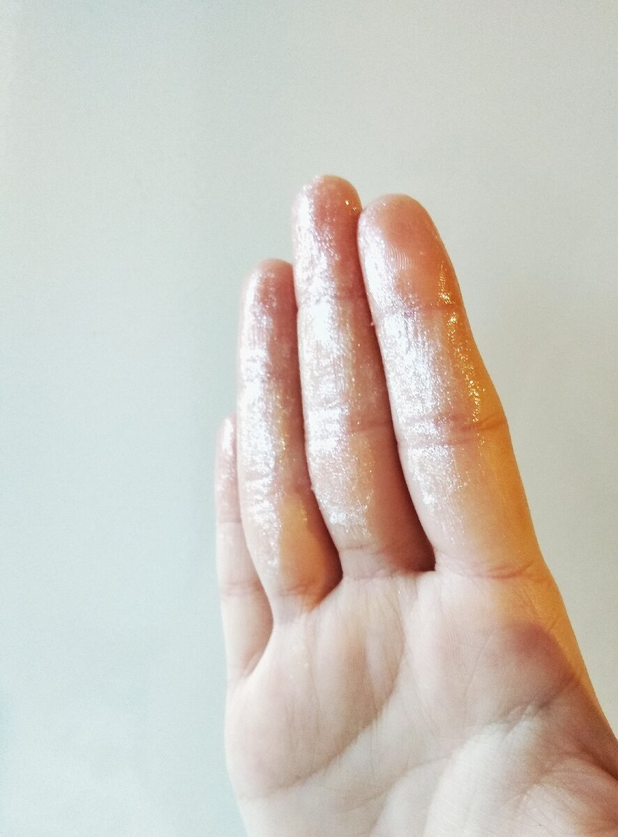 очень жаль,что смогла прикрепить видео. Своим сиянием маска гипнотизирует,поэтому хочется ее измазать всю и ходить блистать аки Леди Гага