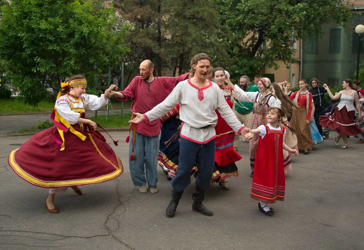 Народный танец кадриль. Русские народные танцы на улице. Русские народные танцы в деревне. Кадриль на Руси.
