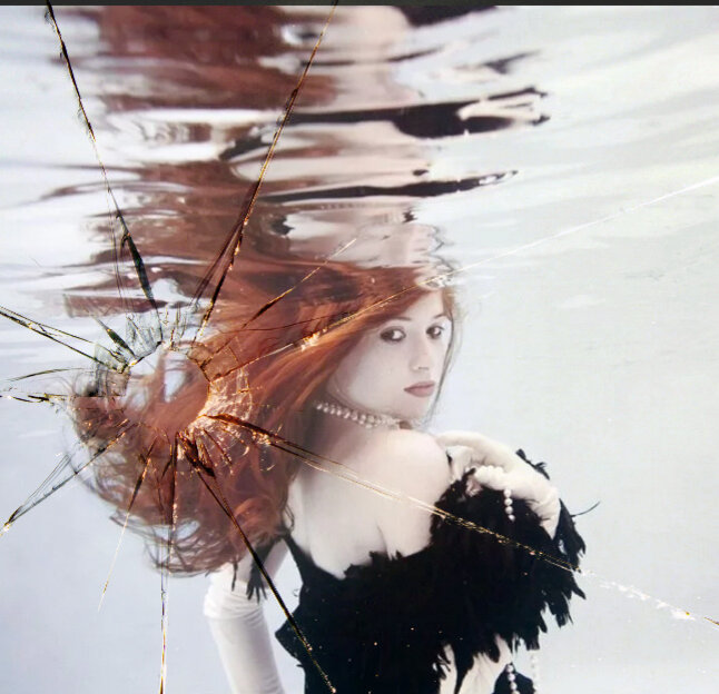 Марина выглядела слегка растеряно. Она словно пыталась что-то вспомнить, что-то понять. В ушах девушки начало звенеть. Она растеряно смотрела на мертвую девушку.