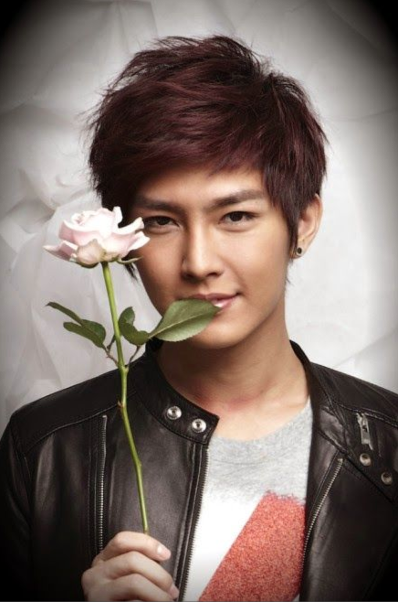 Певец Aaron Yan.