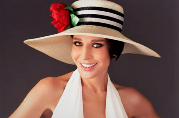 Алиса Мон,  певица