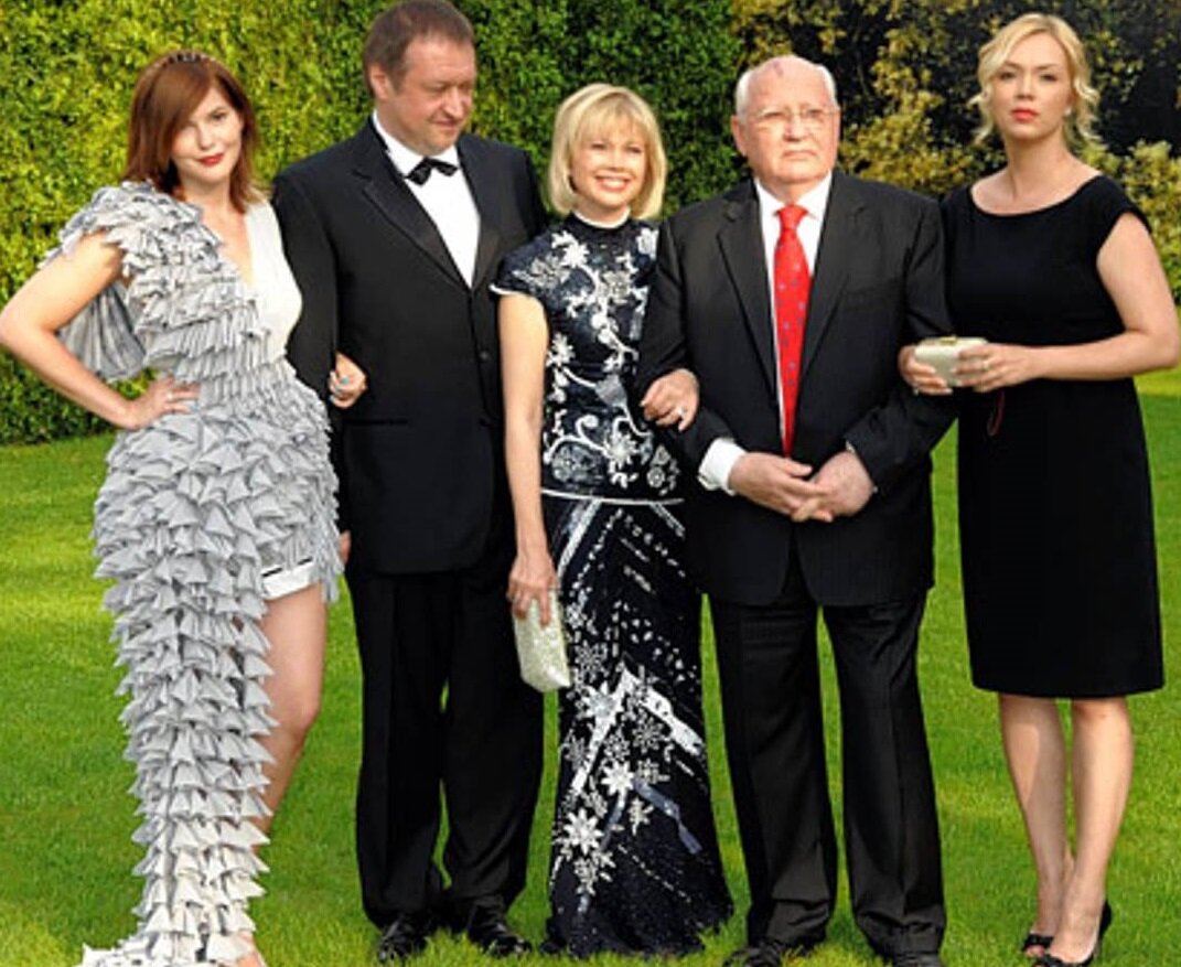 Михаил Горбачев с дочерью Ириной Вирганской и ее мужем Андреем Трухачёвым, внучками Анастасией и Ксенией на торжественном гала-концерте в Хэмптон-Корт Паласе (Великобритания)