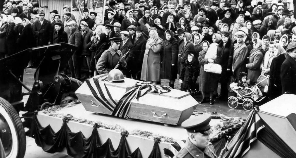  3 декабря 1966 года. Орудийный лафет с прахом Неизвестного солдата