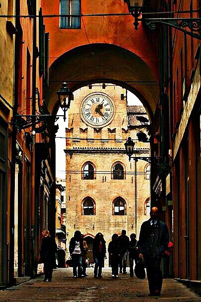 Теплые улочки соседствуют с потемневшими от времени старыми фасадами