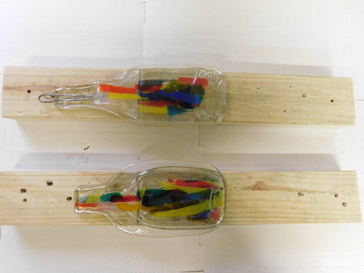 Приклеенные крючки.