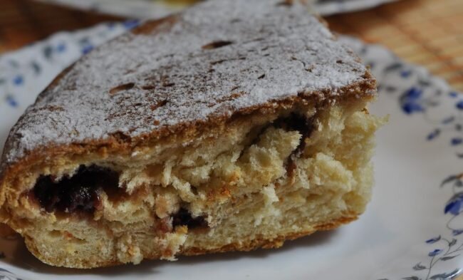 Вкуснейший пирог на кефире с вареньем: необычная подача всем известного десерта