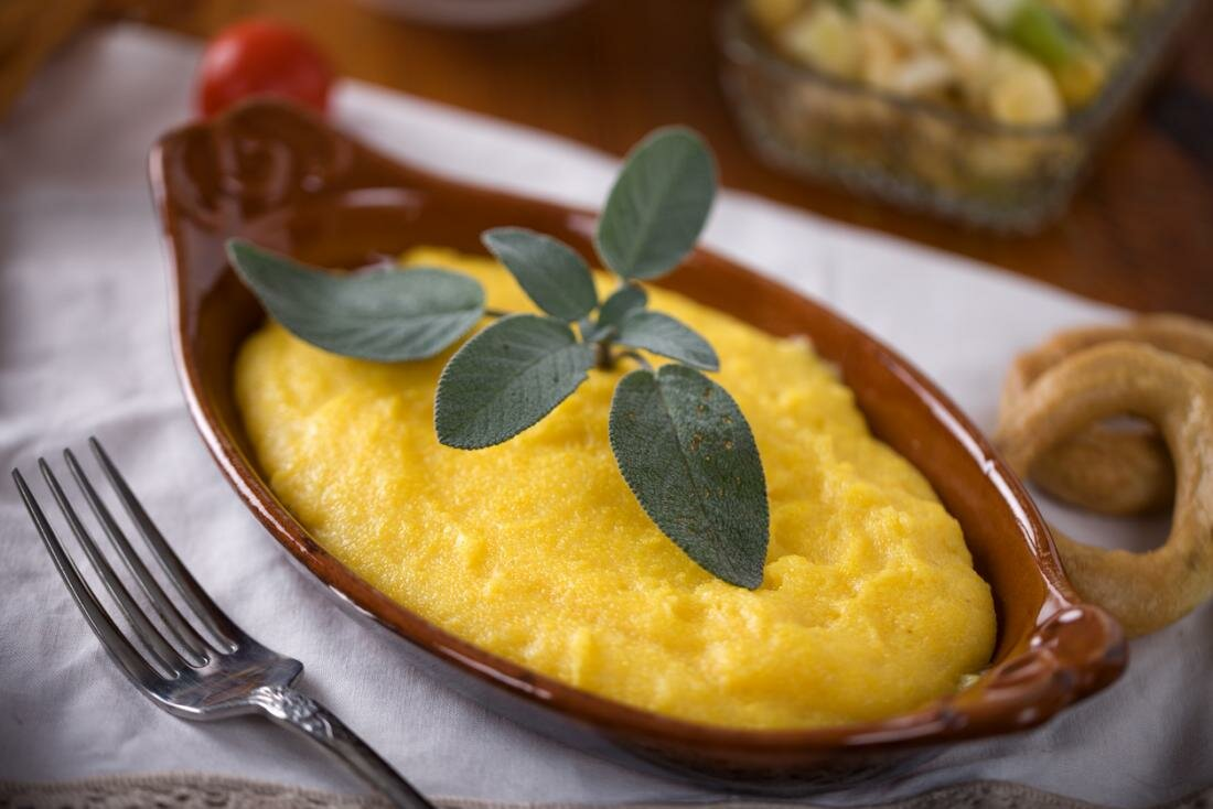 Как готовить мамалыгу. Кукурузная каша Полента. Polenta cremeuse. Кукурузная каша мамалыга. Кукурузная крупа для мамалыги.