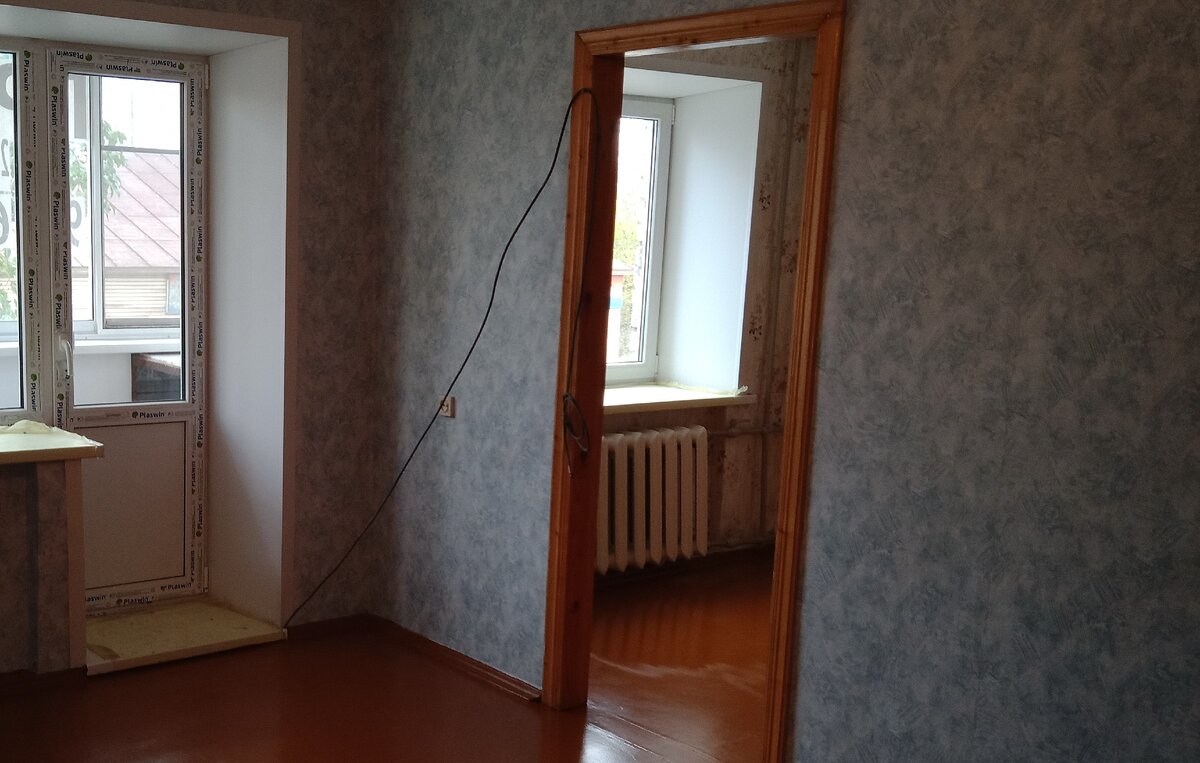 Вот этот одинокий ТВ кабель - источник проблем женщин с 3 телевизорами.