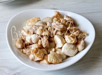 Срезаем с курицы мясо, нарезаем на небольшие кусочки. В сотейнике на сильном огне разогреваем 2 ст.л. растительного масла. В 2 захода обжариваем курятину до золотистого цвета со всех сторон, примерно по 3-4 минуты на заход. Перекладываем на тарелку.