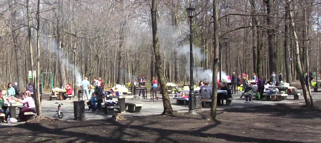 (В парках тоже ажиотаж. Источник фото: https://vk.com/wall-6316950_397949)