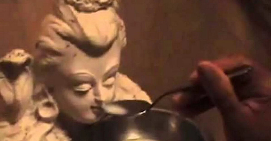 статуя пьёт молоко в индийском храме