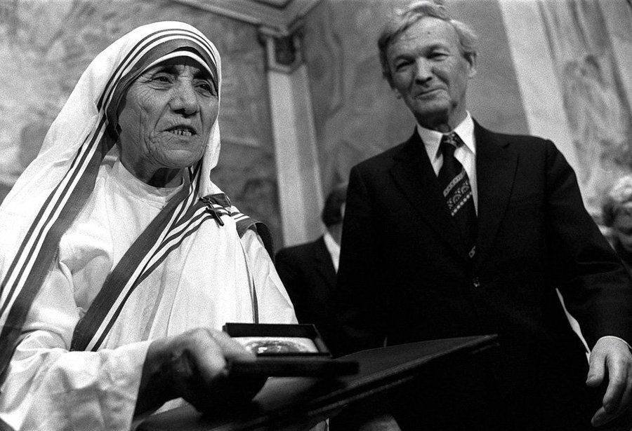 Мать Тереза получает Нобелевскую премию