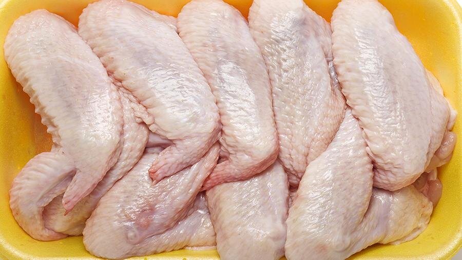 Тщательно промыть куриные крылышки. Разрезать их не нужно, лучше оставить целыми. 