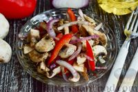 Вкусный и лёгкий салат, который готовится из свежих овощей и сырых шампиньонов. Приготовить его очень просто, ведь грибы обжаривать не нужно. Хрустящим и слегка пикантным салат получается благодаря добавлению маринованного лука.