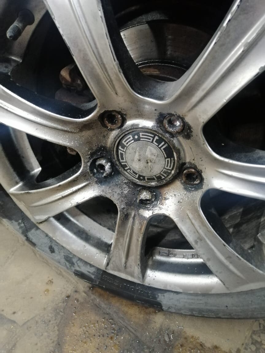 Колесо со свернутыми гайками. Сварка не помогла.