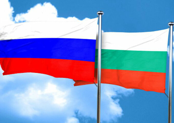 Флаги России и Болгарии