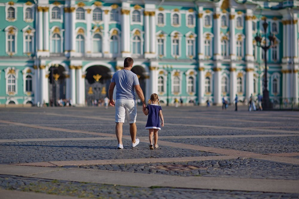 Сходить семья. Санкт-Петербург для детей. Питер для детей. Прогулки по Петербургу для детей. Дети на прогулке в СПБ.