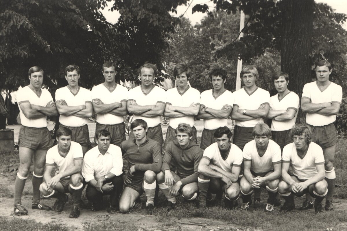 27.06.1976. «Авангард» Выкса. Стоят: Валерий Овчаров, Сергей Полозов, Владимир Ухлин, Александр Сорокин, Алексей Быстров, Олег Креков, Евгений Полозов (только тренировался), Иван Карпунин, Валерий Лепестов. Сидят: Геннадий Кондрашов, Валентин Шеманов (главный тренер), Владимир Давыдов, Сергей Макаров, Анатолий Чуприн, Николай Викулов, Александр Черновсков.