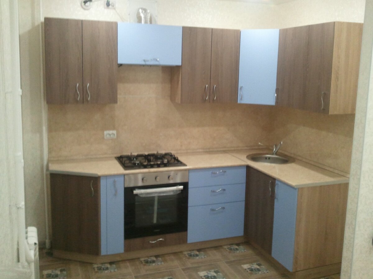 Дизайн кухни с разноцветными фасадами