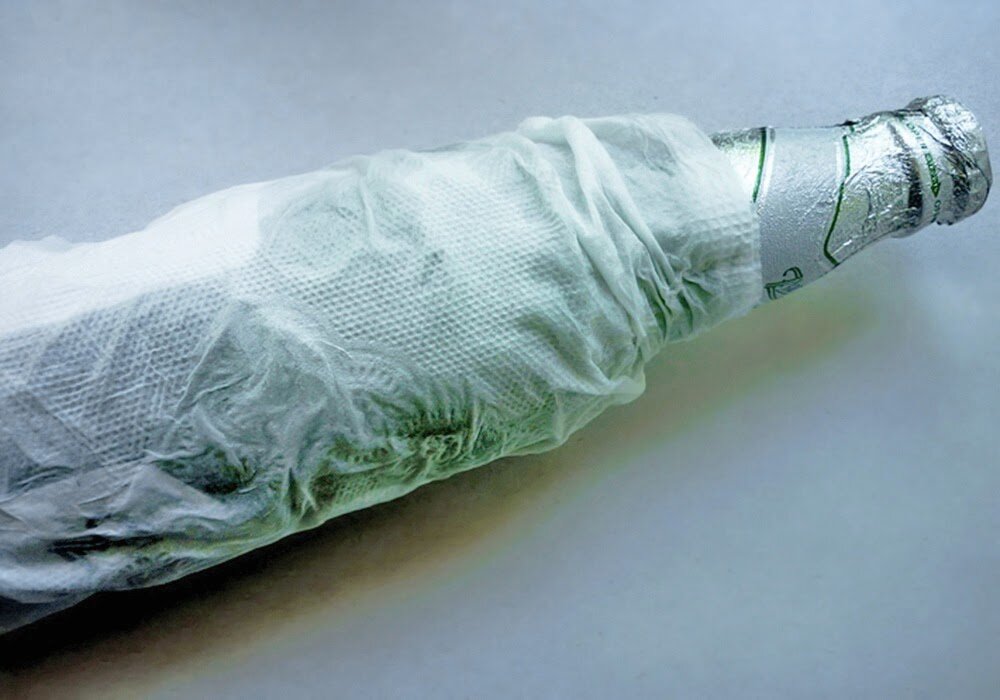 Бутылка во влажном бумажном полотенце охлаждается очень быстро. Фото с data.vb.kg