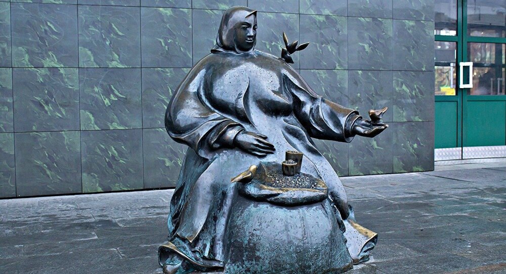 Минск, Комаровский рынок, помятник продавщице семечек. в начале XIX века еще вся Европа лузгала семечки, потом эта привычка куда-то ушла, но осталась и даже закрепилась в восточной части континента. Феномен, ждущий своего исследователя :)