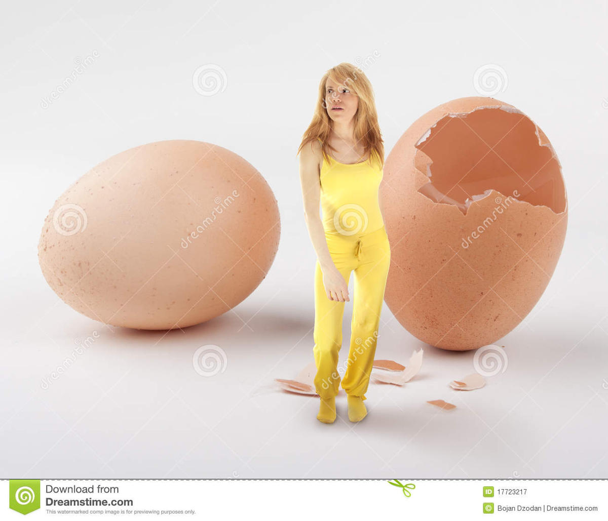 Женские яйца. Девушка с яйцами.
