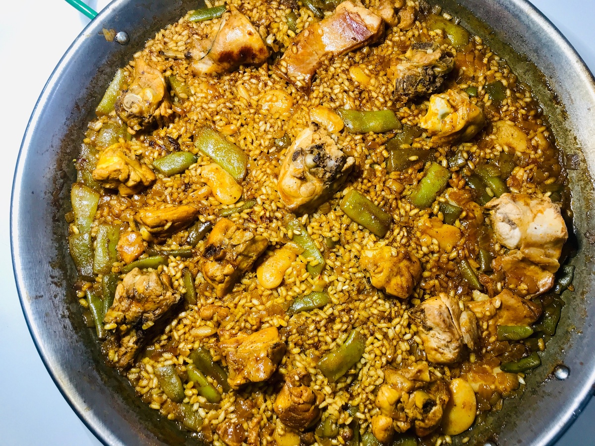 Паэлья по-валенсийски вкусна не смотря на то, что в нее не входят морепродукты