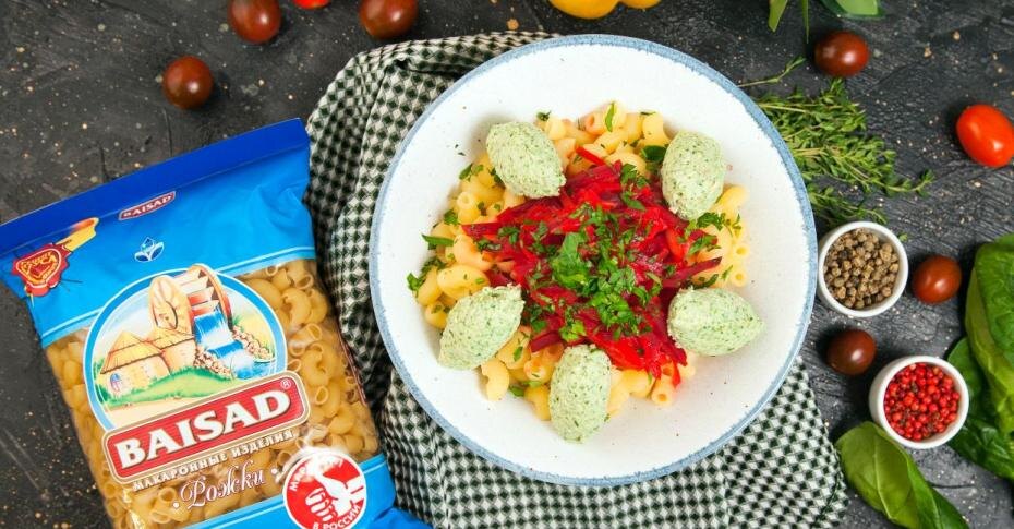 7. В глубокую тарелку выкладываем рожки, сверху выкладываем рагу и рядом кнели, посыпаем петрушкой. Приятного аппетита!