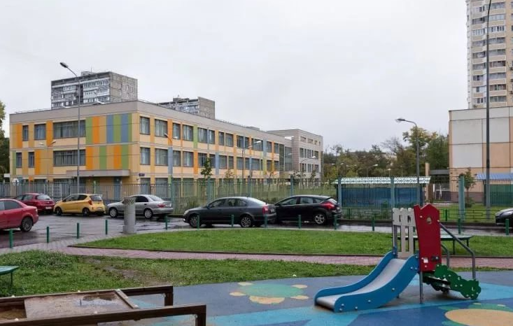 эту школу заканчивала моя сестра. Прям во дворе дома. 