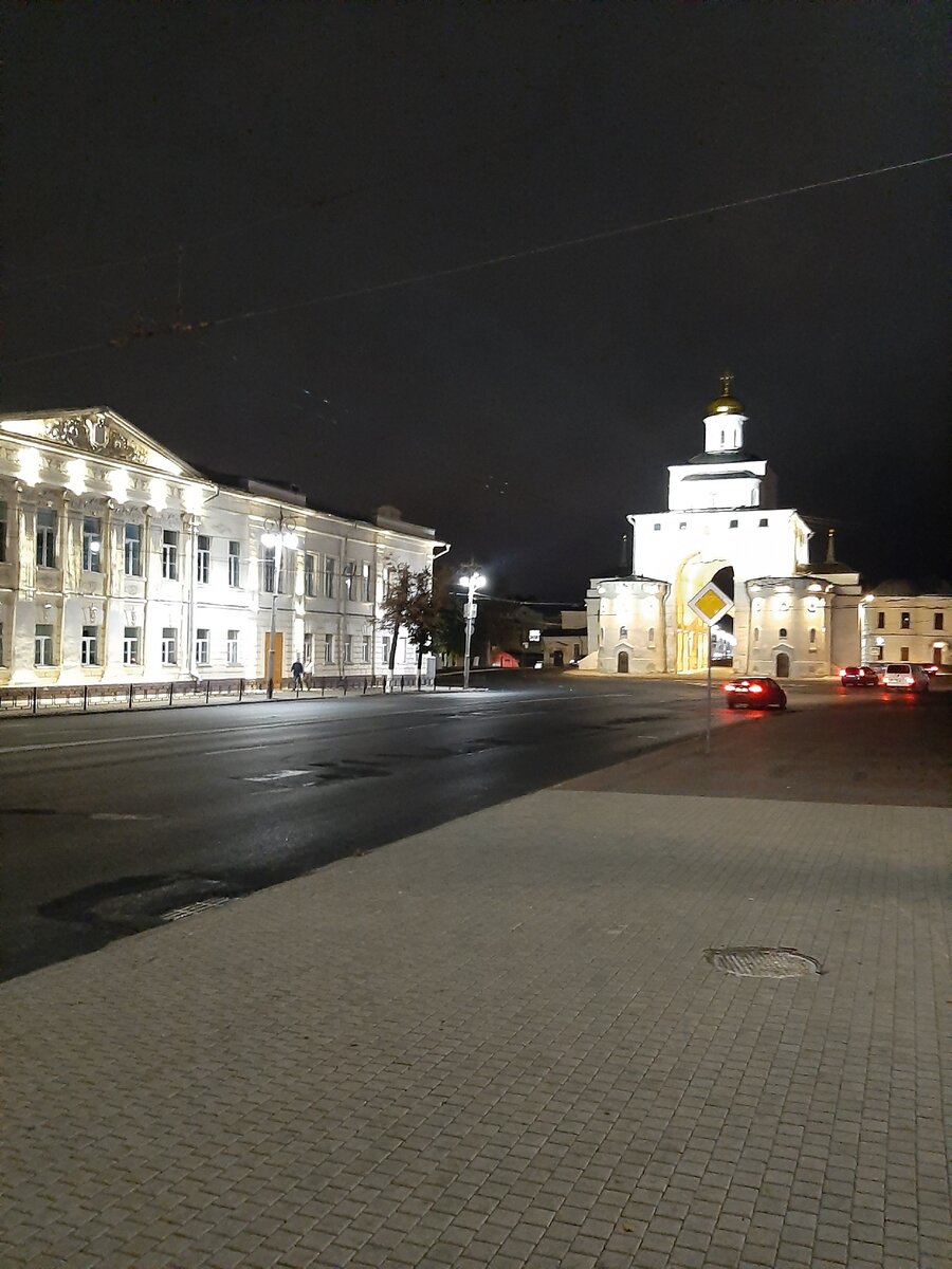 Золотые ворота- главная достопримечательность в центре города. Фото из личного архива.