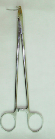 Иглодержатель Гегара, в котором фиксирована хирургическая игла