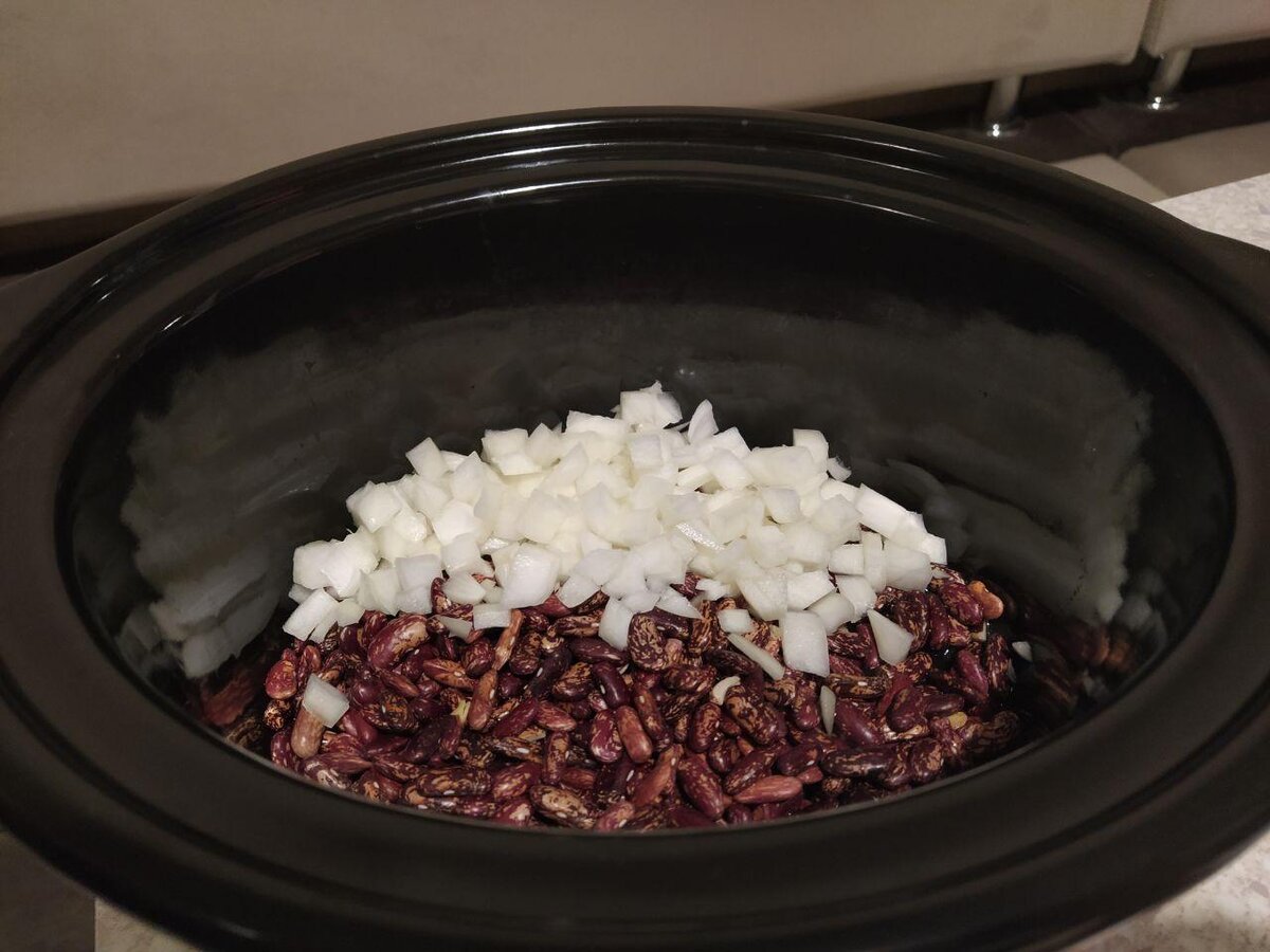 Фасоль и лук в медленноварке