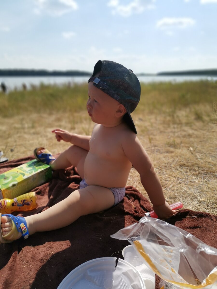 Хочу вам поведать про прекрасное место в нашем районе, это солёное озеро в посёлку Окунёва, нам да него ехать не далеко, потому летом часто там бываем и каждый раз народу битком, негде припарковатся, а все потому что все ездят отдыхать на это озеро, суть этого места в том что озеро которое сдесь находится солёное, а рядом с ним метрах в 50 пресное озеро, в слоёном озере всегда тёплая вода. 