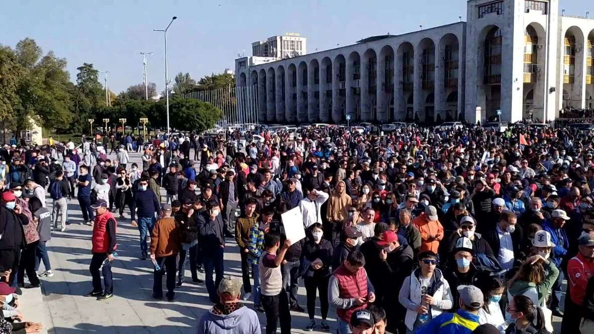 массовые мероприятия. население города красноярск. кыргызстан митинг 2010 площадь. толпа народа. набережная г чебоксары.