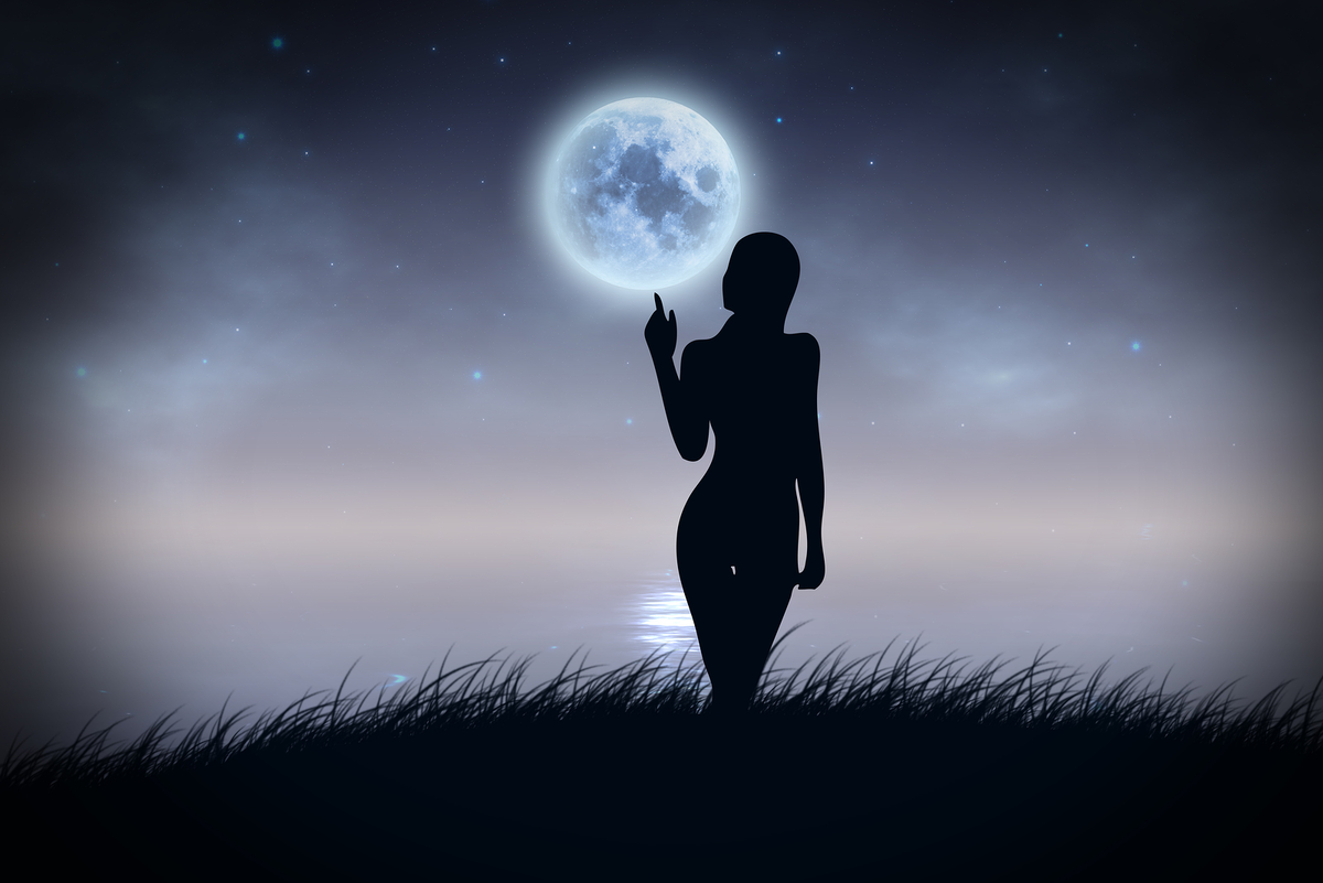 Силуэт на фоне Луны. Девушка-Луна. Женщина в ночи. Девушка на фоне Луны.