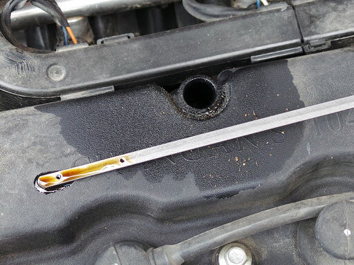 Один из вариантов масляного щупа. Отметки "MIN" и "MAX" в виде двух маленьких отверстий. На фото уровень масла чуть выше отметки "MAX"