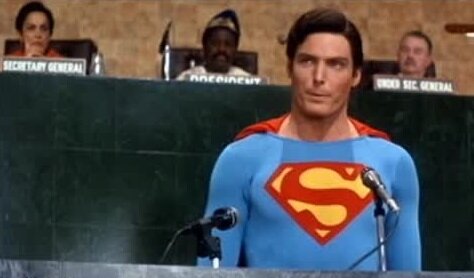 Когда супергерой топит с трибуны, франшизу можно закрывать. Фото: imdb.com.