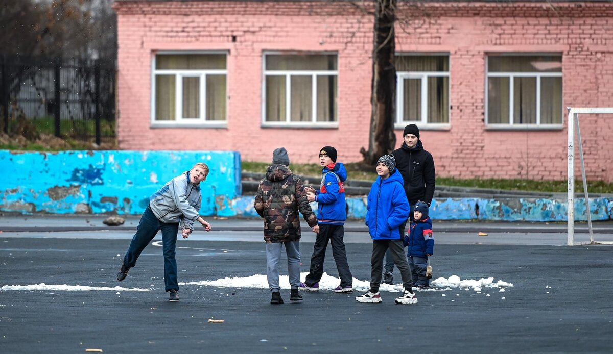 Дети радуются первому снегу и лепят снежки. Фото Людмилы Ковалевой (Южноуральская панорама)